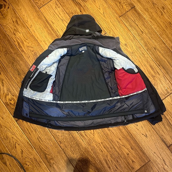 Roots Canada Black and Pink Ski Jacket, Woman’s size small. - Picture 3 of 6